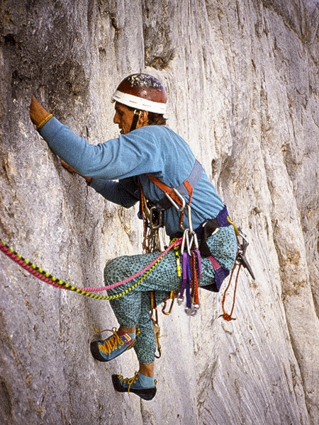 Una foto non è mai solo un’immagine, dietro essa si celano momenti, personaggi e storie.
A volte si celano anche viaggi, fatiche e imprese.
Massimo Bursi si immerge in questo scatto di fine anni ottanta e riporta a galla una pagina romantica di alpinismo.
